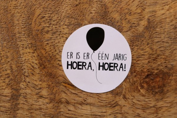 Sticker Er is er één jarig hoera, hoera (goudfolie)